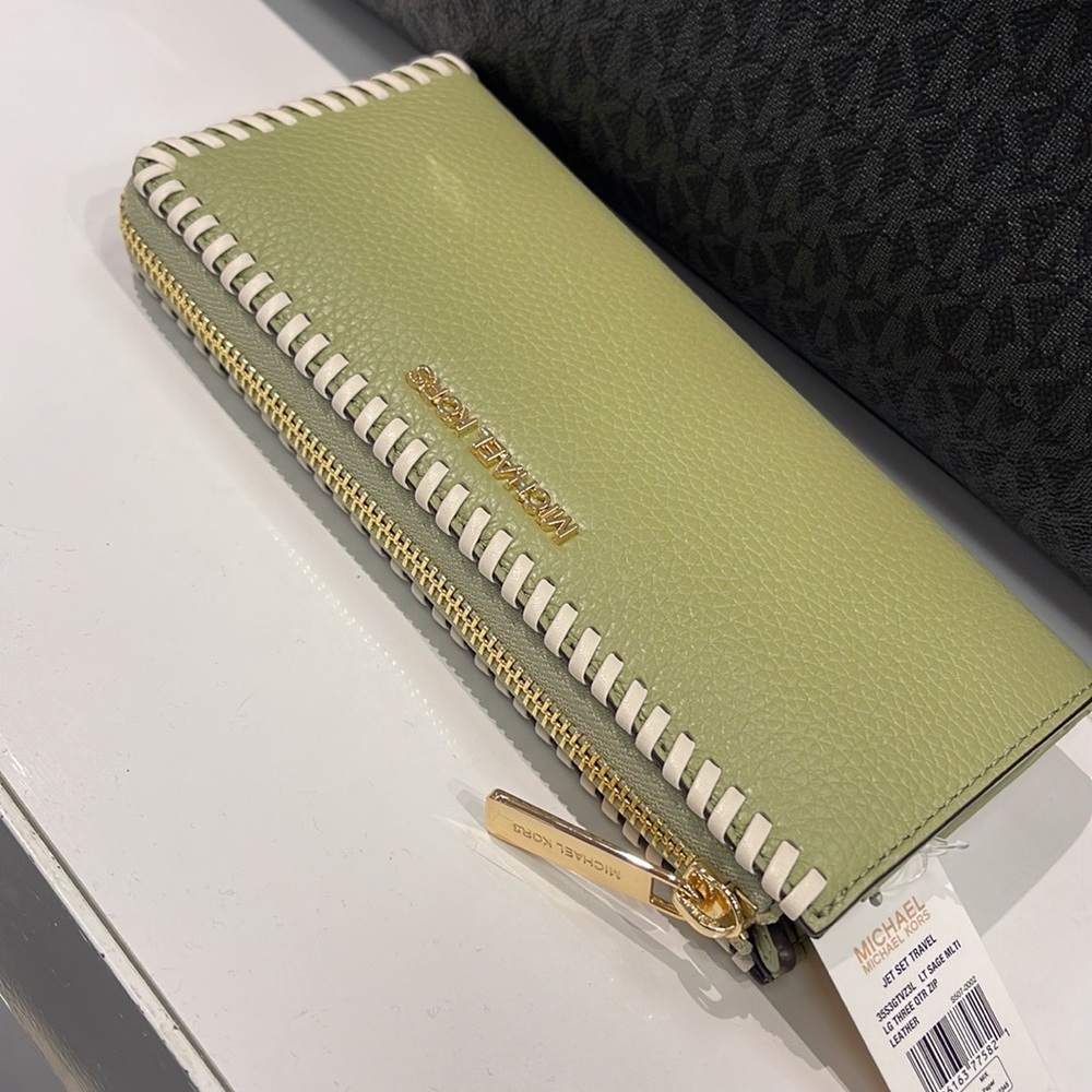 Michael Kors Jet Set Travel Large Pebble Leather Quarter-Zip Wallet
NWT - Picture 9 of 16